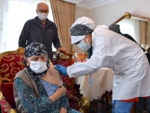 Ankara’da 116 yaşındaki iki kişiye aşı evlerinde yapıldı