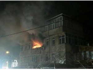 Elektrikli battaniyeden çıkan yangın apartmanı ayağa kaldırdı