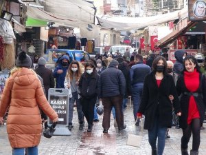 Uşak’ta sosyal mesafe hiçe sayıldı