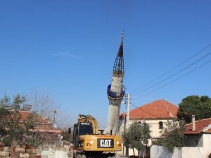 Yıldırım düşmesi ile hasar gören minare yıkıldı