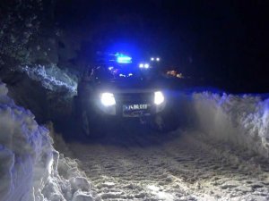 UMKE ekipleri paletli ambulansla yolu kapanan hastaya ulaştı