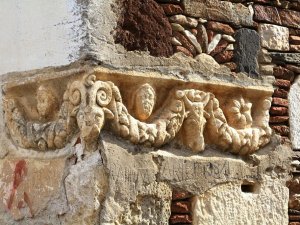 Ev duvarındaki tarihi eser müzeye taşınacak