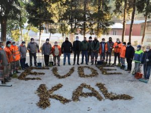 Manisa’da temizlik işçilerinden ’Evde kal’ mesajı