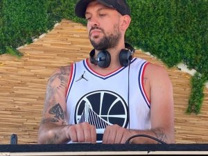 Eski futbolcu, yeni DJ Anıl Canbıçakoğlu, özel partilerin aranan ismi oldu