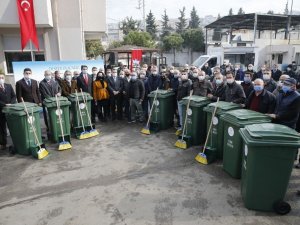 Konak’ta apartman görevlilerine temizlik seti