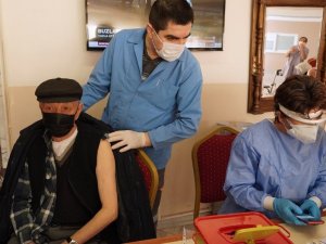 Keçiören Belediyesi Huzurevi’nde ilk doz aşılar yapıldı