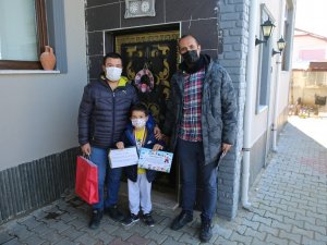 Okuma yazmayı uzaktan eğitimle öğrendiler
