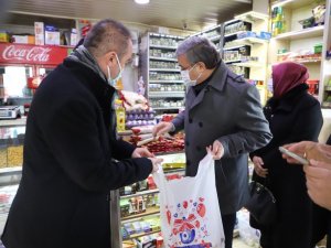 Mahalle bakkalından alışveriş yapıp ihtiyaç sahibi ailelere dağıttılar