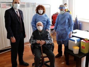 Huzurevi sakinlerine korona aşısı