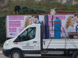 Turgutlu’da kaçak reklam panoları toplatıldı