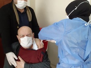 Huzurevi sakinlerine korona aşısı yapıldı