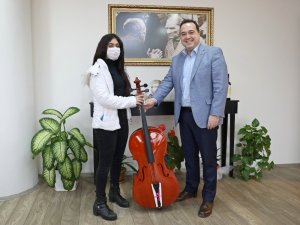 Başkan Dutlulu, genç kızın çello hayalini gerçekleştirdi