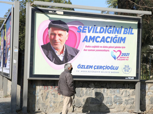 “Sevildiğini bil” afişleri tartışma yarattı