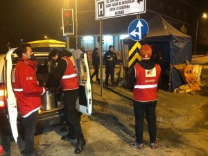 Türk Kızılay ekipleri Ankara’da soğuk havada nöbet tutan ekiplere çorba ikramında bulundu