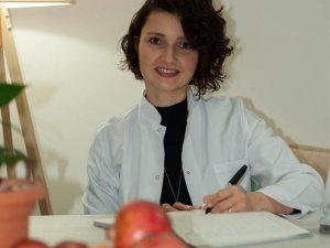 Taze ve işlenmemiş gıdaları tüketin, her gün en az 10-12 bardak su için