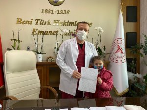 Minik yüreğinden geçenleri sağlık çalışanları için yazdı