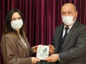 Öğretmenlere "Oyun Terapisi" kitabı hediye edildi