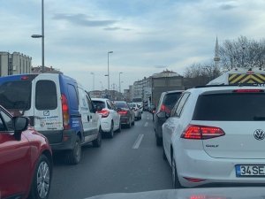 Sokağa çıkma kısıtlamasına rağmen Avcılar’da şaşırtan trafik