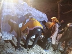 Batman’da ambulansın ulaşamadığı hasta kepçe ile taşındı