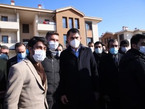 Bakan Kurum, deprem konutlarını inceledi