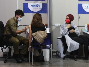 İsrail’de gençler de Covid-19’a karşı aşılanmaya başlandı