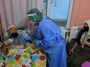 Asırlık çınarlar, evde korona aşısı vuruldu