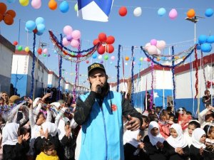 Savaş mağduru çocuklar için bestelediği parçasının lansmanını yetimlerle yaptı