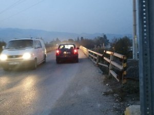 Yıllardır yıkılma ihtimaline karşı kullanılan köprü yıkılıyor