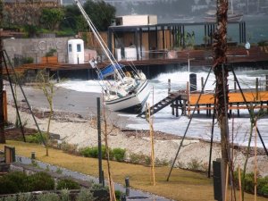 Bodrum’da fırtına kabusu: Balıkçı tekneleri battı, yelkenli gulet karaya oturdu