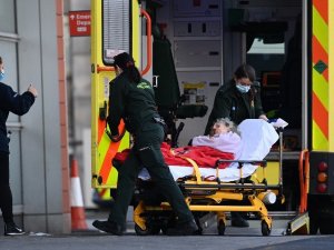 İngiltere’de Covid-19’a bağlı can kaybı 100 bine yaklaştı