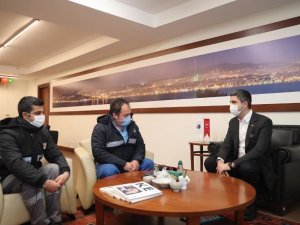 Belediye işçilerinden örnek davranış: Yolda buldukları para dolu zarfı yetkililere teslim ettiler