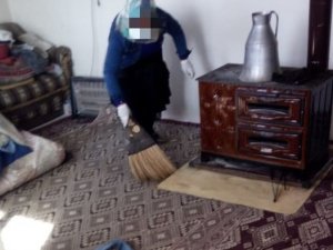 Aşı vurmaya gittiği yaşlı kadının evini süpürdü