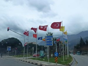 Manisa Büyükşehir Belediyesinden bayrak hassasiyeti