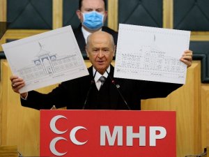 Bahçeli: "Uydurma Gülnaz Şırınga haberini gerçek sanıp heyecanla anlatan saygıdeğer sözde gazeteciye diyeceğim şudur; nefret insan sağlığına zararlıdır, iman ve izan sahibi karşısındaki her kişiye iyi niyet ve hoşgörüyl