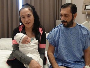 Yoğun bakımda ölüm kalım mücadelesi verirken aynı hastanede oğlu dünyaya geldi