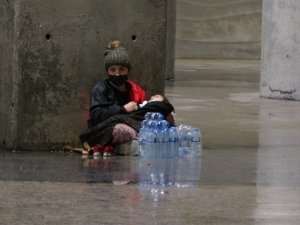 Kucağında bebekle duygu sömürüsü yapan dilenci yakalandı