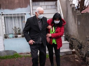 86 yaşındaki adam  korona virüs aşısı oldu