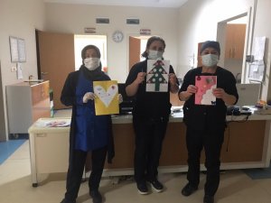 Minik ellerden sağlık çalışanlarına hediye