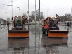 Taksim’de kar küreme araçları hazır bekliyor
