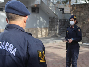 Kadın ilçe jandarma komutanı işini "Aşkla" yapıyor