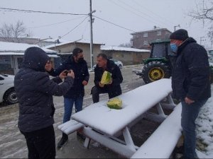 Kar yağarken karpuz kestiler