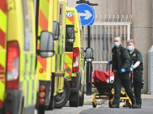 İngiltere’de son 24 saatte Covid-19’a bağlı bin 725 can kaybı