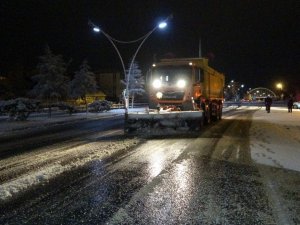Uşak’ta kar yağışı trafiği olumsuz etkiledi