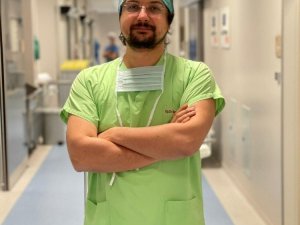 Op. Dr. İbrahim Alper Aksakal veganları uyarıyor: Burun estetiğine ilaçla hazırlanın!