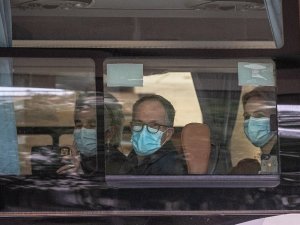 Wuhan’da zorunlu karantina süresi dolan DSÖ ekibi otelden ayrıldı