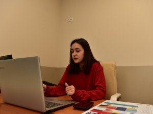 17 yaşındaki Şevval velilere dijital seminer veriyor, gören veliler şaşırıyor