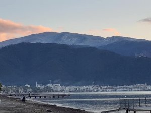Marmaris’in yüksek kesimlerine kar yağdı