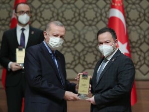 Altay Tayfun Özcan ödülünü Cumhurbaşkanı Erdoğan’ın elinden aldı