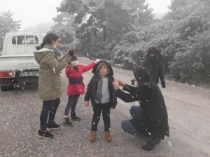 Kar oynamak için yüksek kesimlere koştular