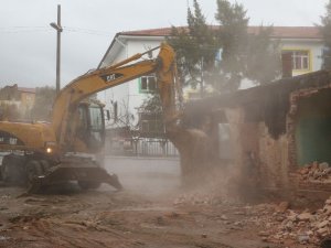 Buca’nın metruk binalarında yıkımlar başladı